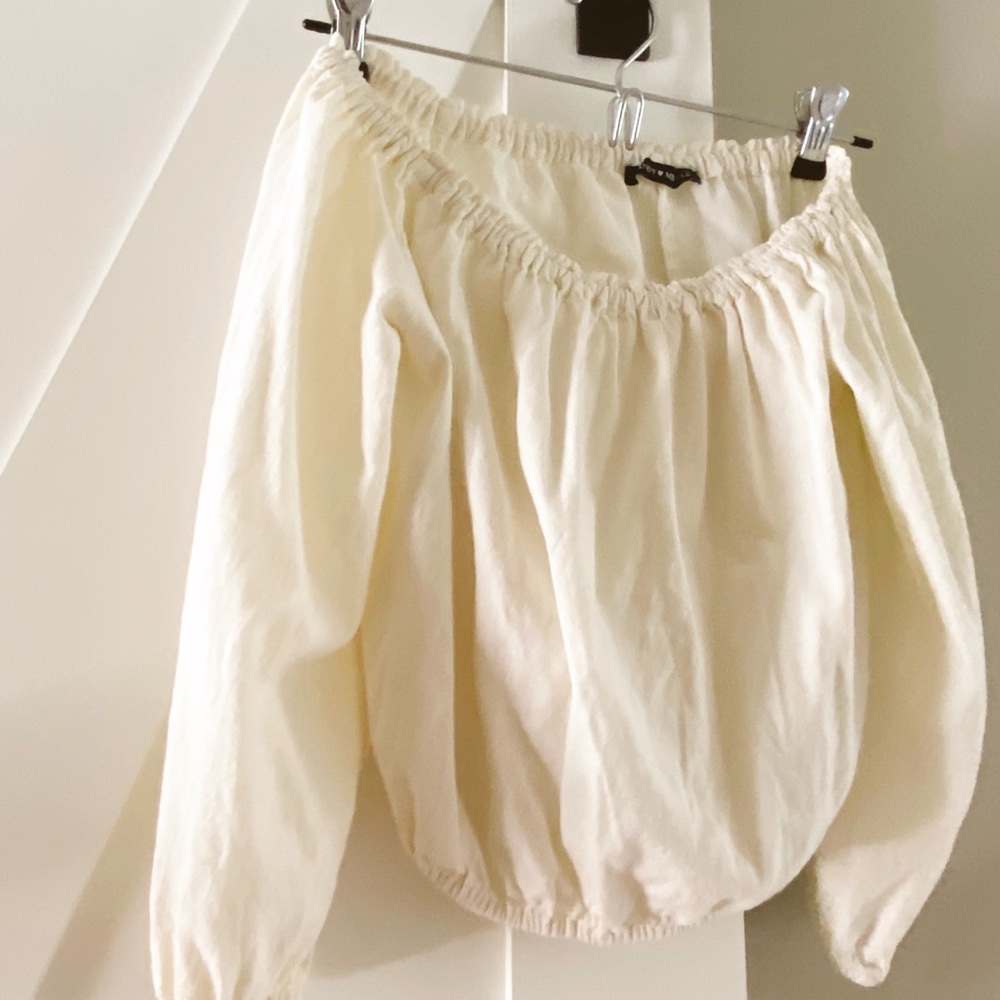 BRANDY MELVILLE off the shoulders top